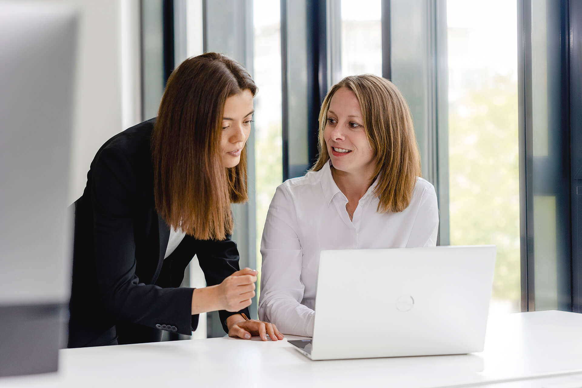 Zwei Mitarbeiterinnen von activeMind.legal besprechen einen Fall